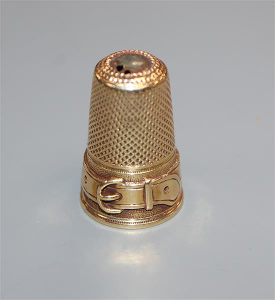 A yellow metal thimble with buckle decoration, 25mm..